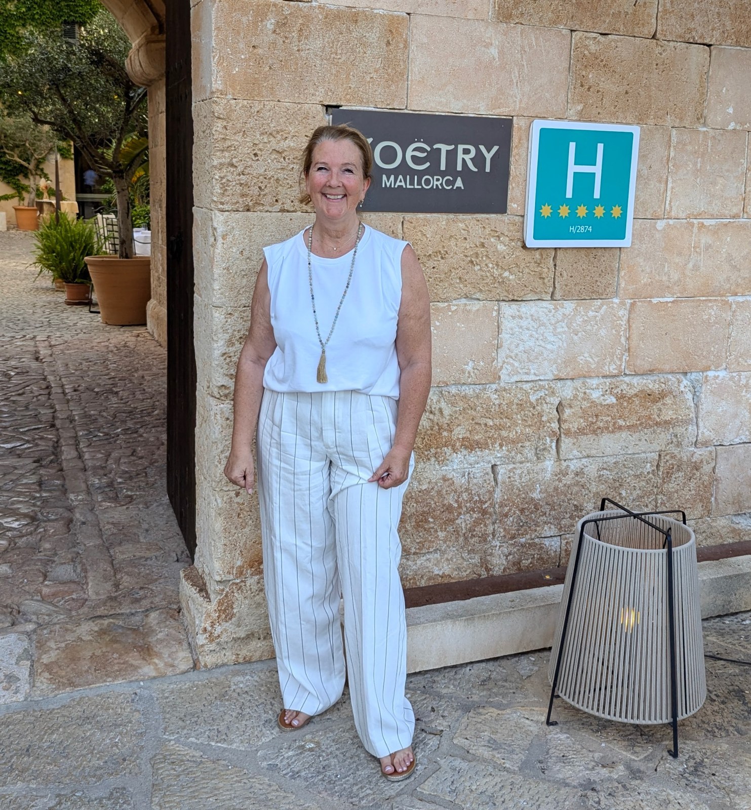 <strong>Talia Christa Oberbacher</strong> vor dem Hotel Zoëtry Mallorca